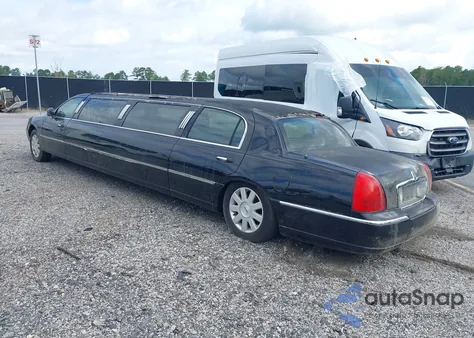 2005 Lincoln Town Car Executive z USA, uszkodzony, nr VIN 1L1FM88W45Y613265